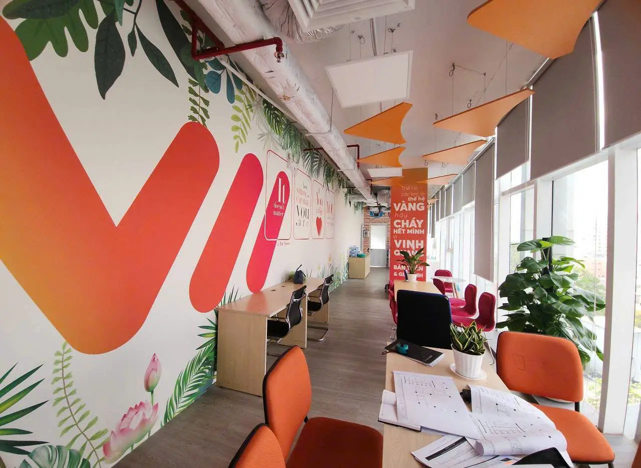 Khu lounge Vietnamobile với mảng màu thương hiệu nổi bật